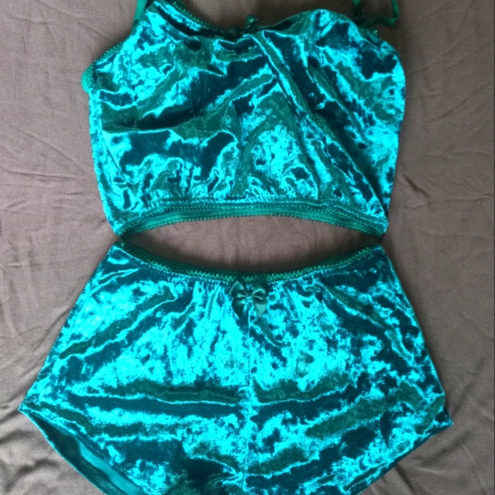 NWT 2 PIECE SHORT LOUNGEWEAR